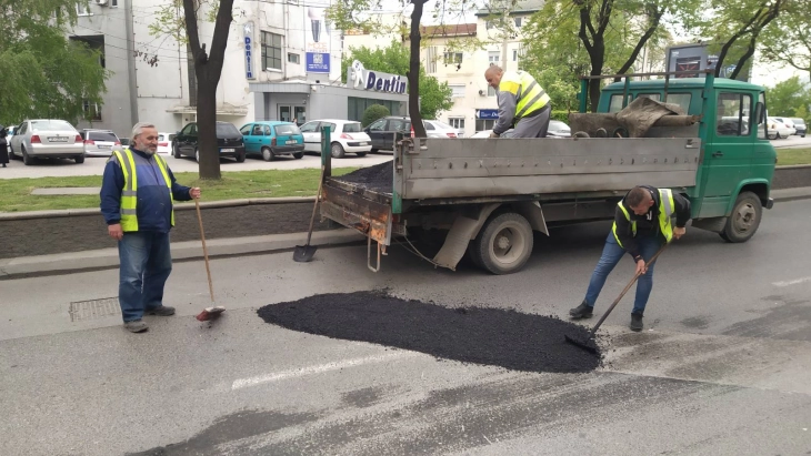 Пролетна акција во Општина Чаир, се уредуваат жардињерите и се санираат оштетувањата во асфалтот