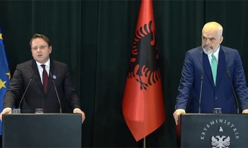 Вархеји: Одложувањето на почетокот на преговорите со Тирана и Скопје ја доведува во прашање довербата во ЕУ