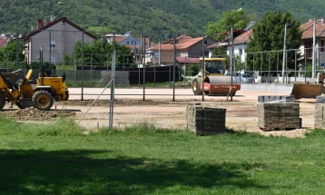 Во завршна фаза е изградбата на повеќенаменското игралиште во Струмица, а до него ќе се гради и скејт парк