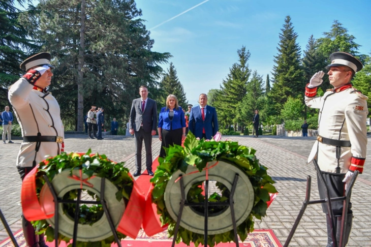 Владина делегација положи цвеќе на спомен-обележјето на партизанските гробишта во Бутел 