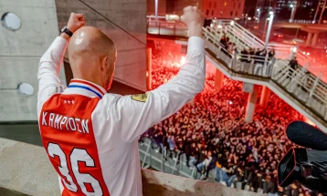 Навивачите на Ајакс испија рекордно количество пиво на збогувањето со Тен Хаг