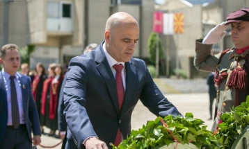 Владина делегација положи цвеќе на споменикот на светите браќа Кирил и Методиј во кампусот на УКИМ