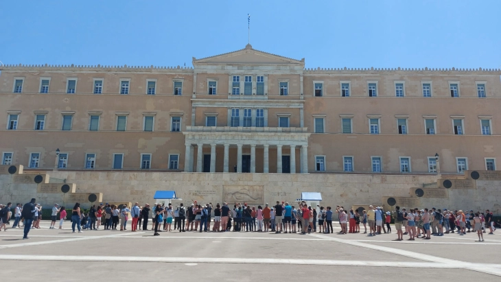 Маската во затворените простори, единствената Ковид мерка актуелна во Грција