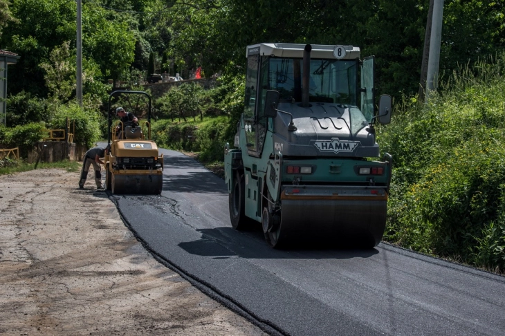 Општина Битола почна со асфалтирање на патот кон потпелистерско Дихово