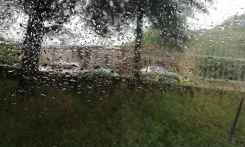 Пороен дожд наместа со град го зафати Кумановско