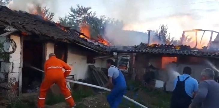 Пожар зафати куќарка и помошен објект во населбата Манакија во Берово