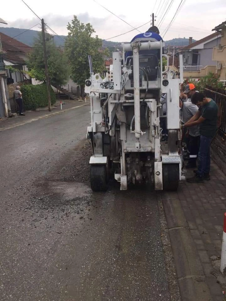 Се крпат ударни дупки на улици и локални патишта во општина Кавадарци