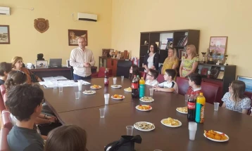 Неготинскиот градоначалник прими ученици и ментори од училиштата во општина Неготино, најдобрите добија паричeн надоместок