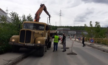 Службите на град Скопје со интервенција за санација на ударната дупка на мостот пред Маркова Река пред Драчево