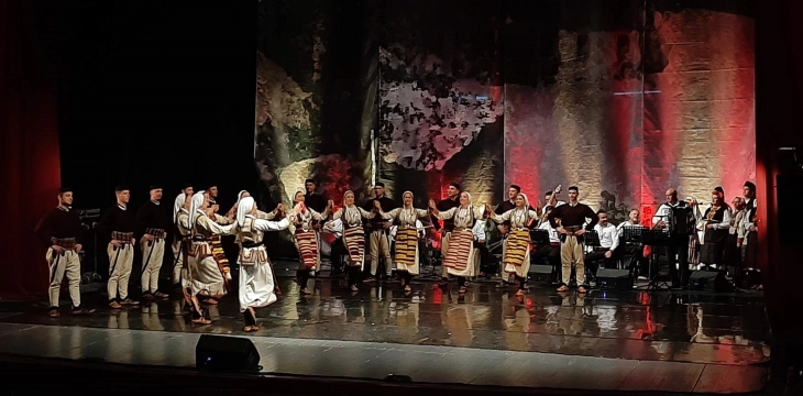 Во Тетово гостуваше Националниот ансамбл за народни песни и игри „Танец“