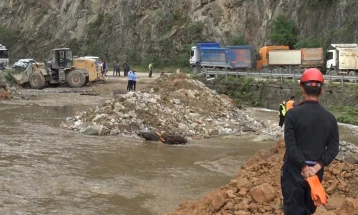 Се работи на оспособување на поплавениот пат Градско - Прилеп