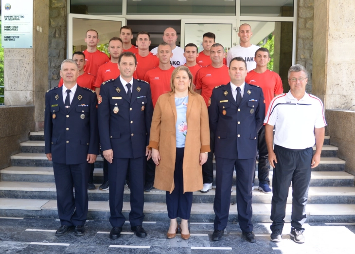 Министерката Петровска се сретна со футсал тимот на Армијата