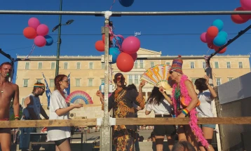 Парада на гордоста во Атина – една од помасовните во изминатите години (ФОТО)