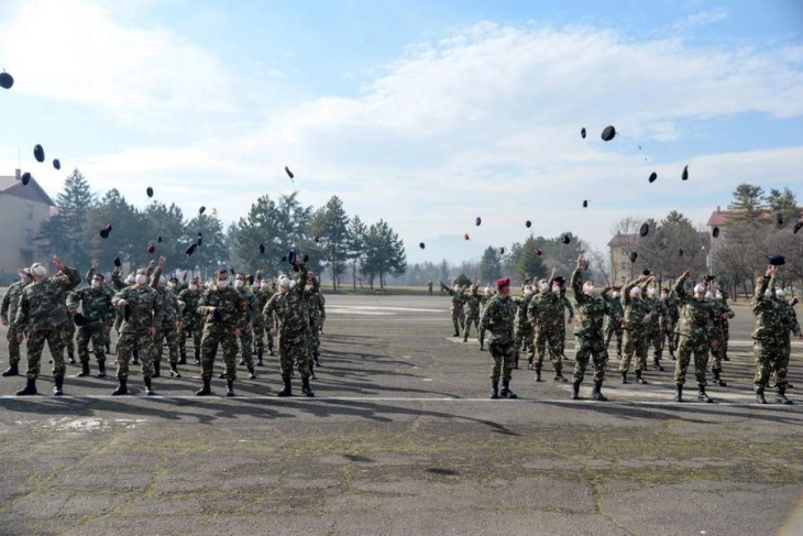 Доделување уверенија за завршен курс за стручно оспособување на офицери на Армијата