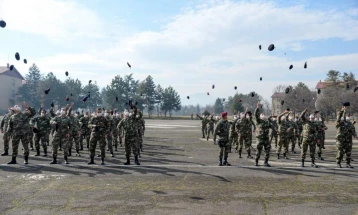 Доделување уверенија за завршен курс за стручно оспособување на офицери на Армијата