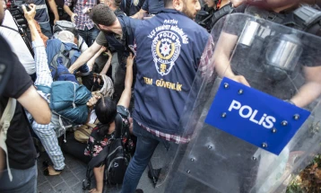 Десетици луѓе уапсени за време на Парадата на гордоста во Истанбул