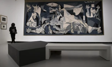 Во Мадрид антивоен протест пред сликата на Пикасо, Герника