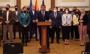 Пратеничката група на ВМРО-ДПМНЕ достави барање до премиерот за итно разрешување на Валмир Азири