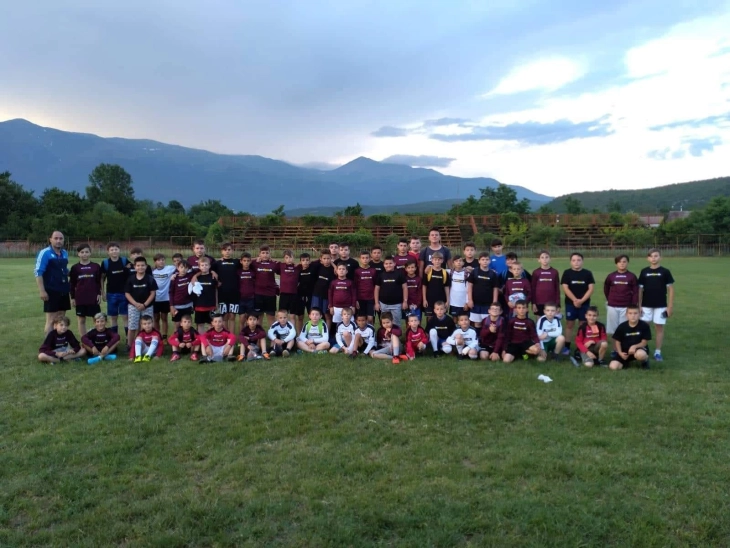 По пет години оформена фудбалска школа за деца од населените места во Општина Јегуновце