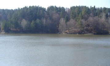 На Беровско езеро во тек е потрага по телото на 14 годишник од Берово