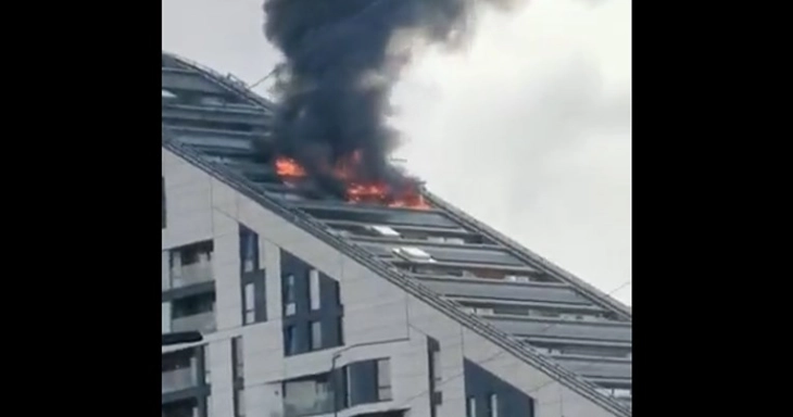 Во Лондон опожарен стан и дел од покривот на облакодер