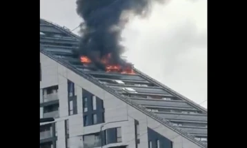 Во Лондон опожарен стан и дел од покривот на облакодер