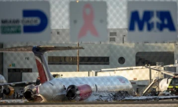 Авион летал со огромна дупка на трупот од Дубаи до Австралија