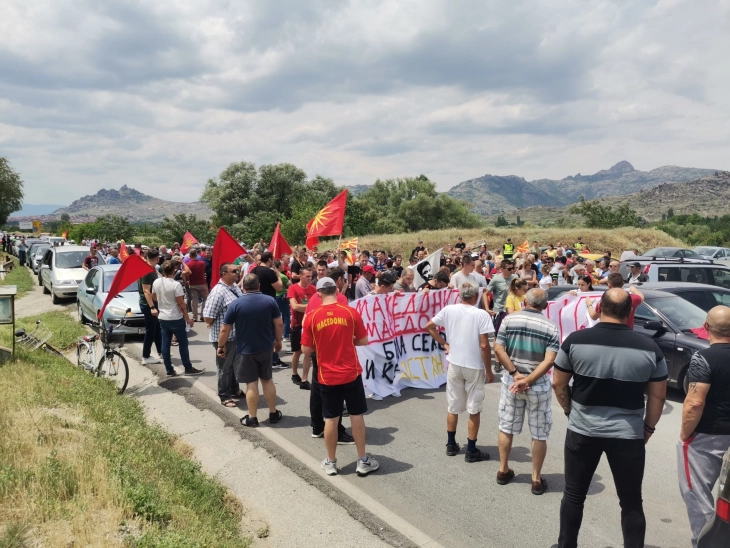 Едночасовна блокада на патот Прилеп-Плетвар против францускиот предлог
