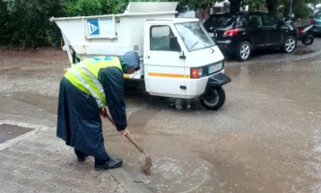 Екипи од Водовод и канализација на терен за одржување на функционалноста на астмосферската канализација