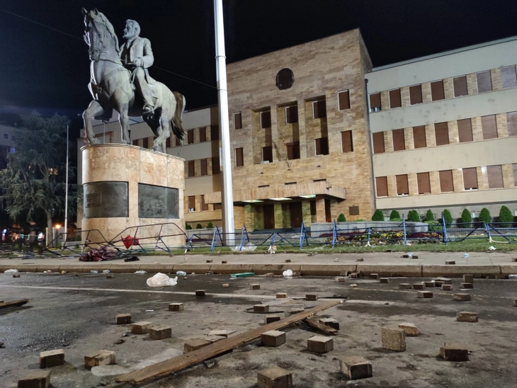 Кривична пријава против 26-годишник за фрлање „молотови коктели“ кон полицијата пред Собранието