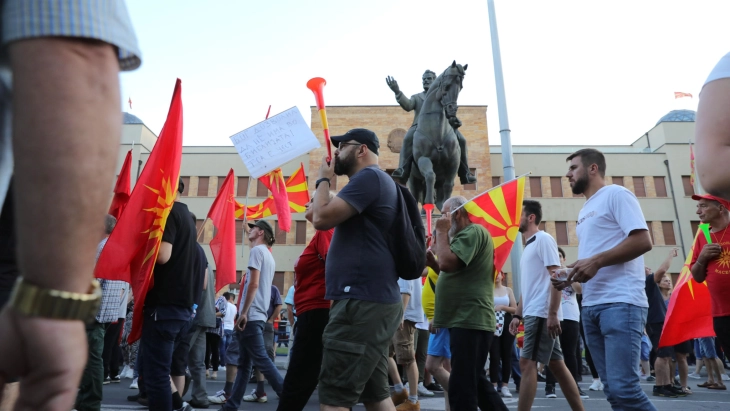 Учесниците на протестот против францускиот предлог пристигнаа пред Собранието