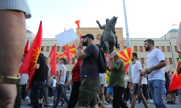 Учесниците на протестот против францускиот предлог пристигнаа пред Собранието