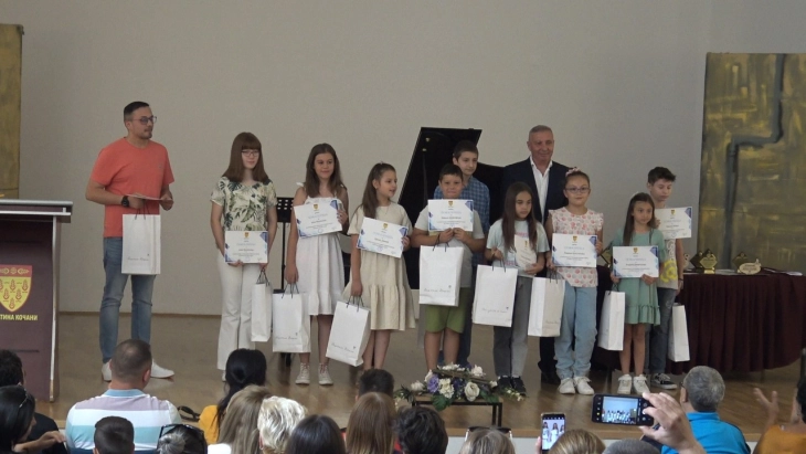 Награди и признанија за најдобрите ученици по повод Петровден - празникот на Кочани