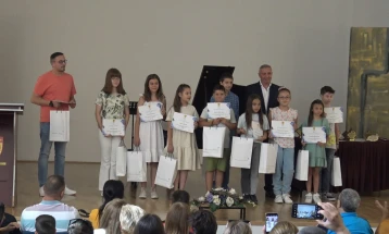 Награди и признанија за најдобрите ученици по повод Петровден - празникот на Кочани