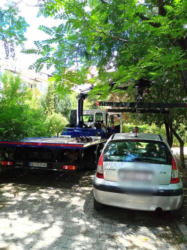 Се отстрануваат непрописно паркирани возила во општина Аеродром