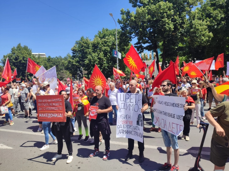 Приведени две лица на протестите пред Собранието