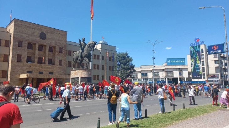 На протестите пред Собранието приведени десет лица