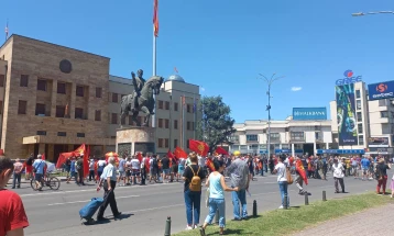 На протестите пред Собранието приведени десет лица