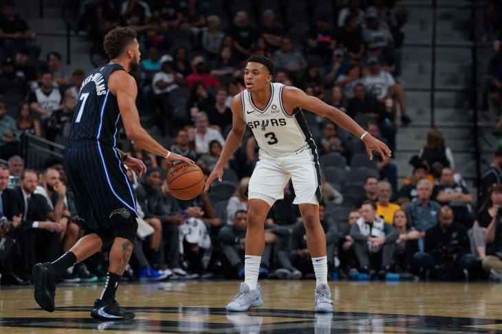 Џонсон го продолжи договорот со Сан Антонио Спарс