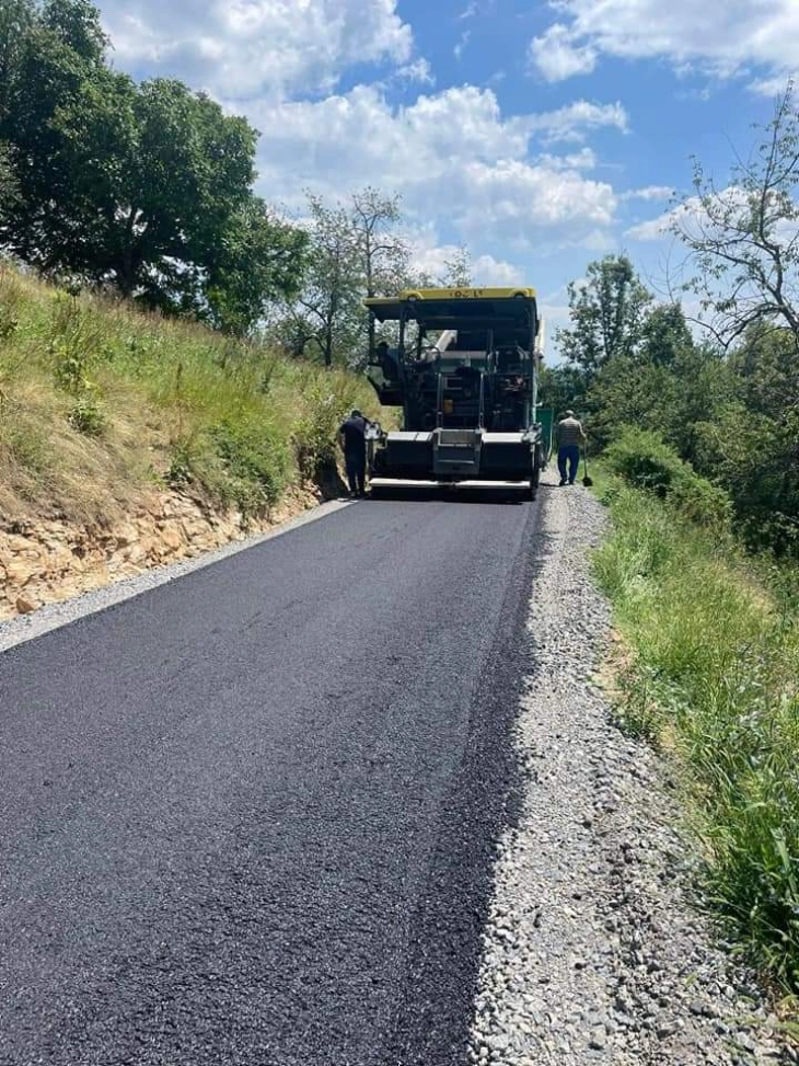 Се асфалтира локален пат во каменичкото село Цера