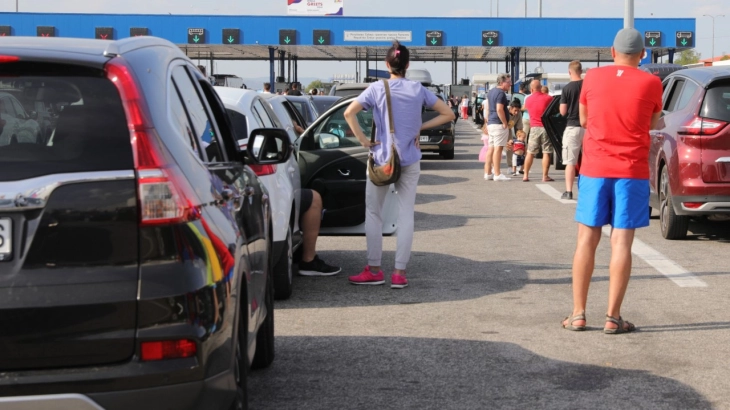 На ГП Табановце за влез во земјава се чека 60 до 90 минути, на ГП Богородица за излез 30 до 40 минути