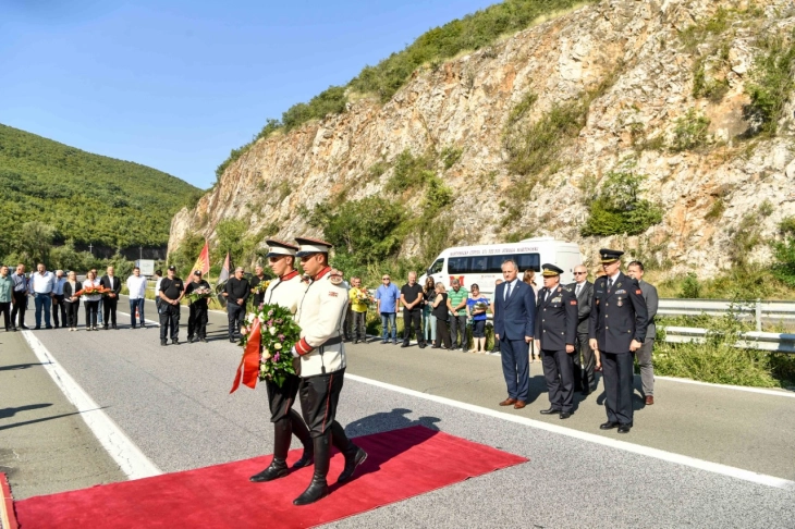 Владина делегација положи цвеќе на споменикот во месноста Карпалак и на комплексот „Карпалак“ во чест на загинатите бранители