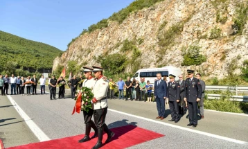 Владина делегација положи цвеќе на споменикот во месноста Карпалак и на комплексот „Карпалак“ во чест на загинатите бранители