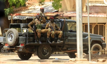 Во двоен бомбашки напад во Буркина Фасо загинаа 15 војници