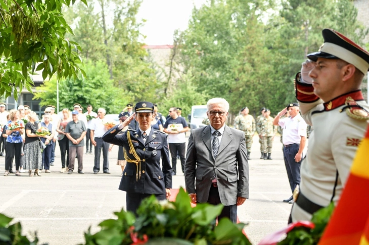 Делегациja од Кабинетот на претседателот оддадe почит на осумтемина армиски резервисти загинати кај Љуботенски бачила