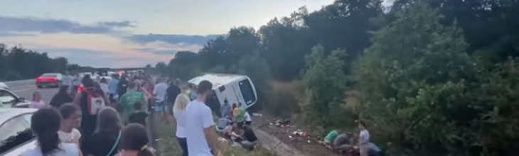 Најмалку 12 повредени откако автобус со српски таблички се преврте на автопат во Бугарија
