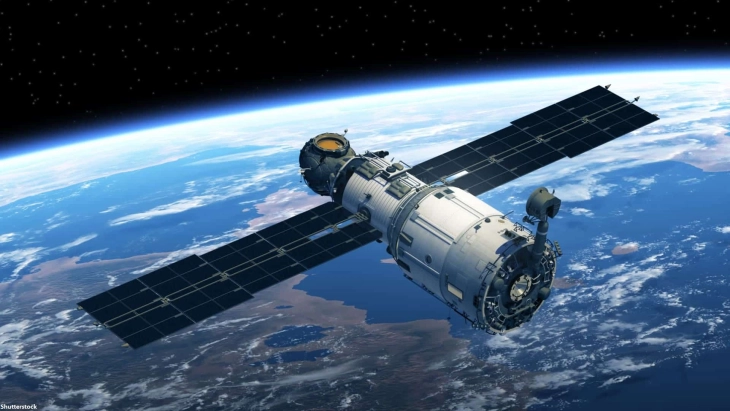 Вселенското излегување на космонаутот Олег Артемиев прекинато поради проблем со костимот