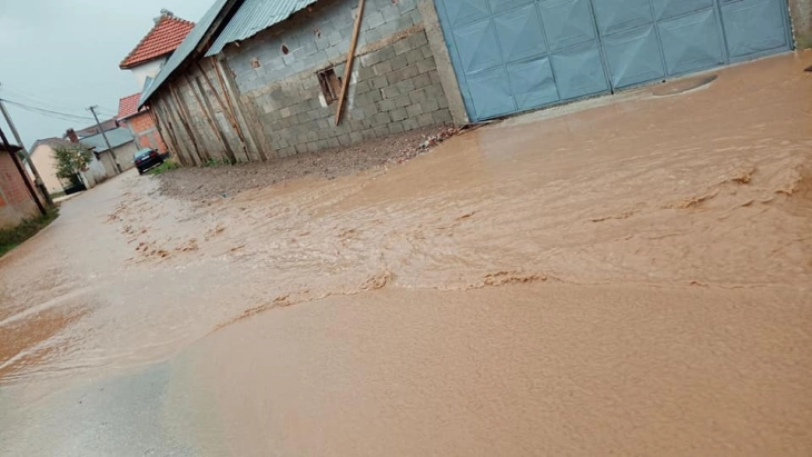 Се повлекува водата од поплавените села во општина Долнени, дел од нив се без струја