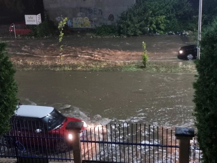 Поплавени куќи, подруми, гаражи и излеана канализација во Тетово