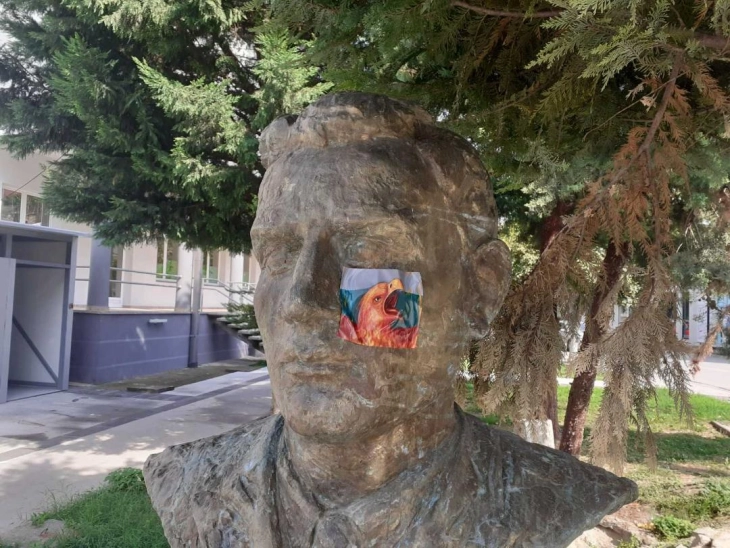Општина Кочани со осуда за залепени фотографии со текст и бугарски симболи на споменици и јавни места